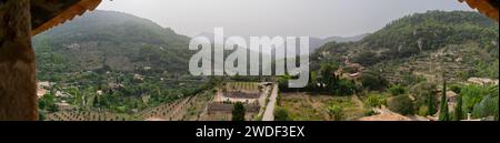 Wunderschönes Panorama des alten Dorfes Valldemossa, Mallorca Stockfoto