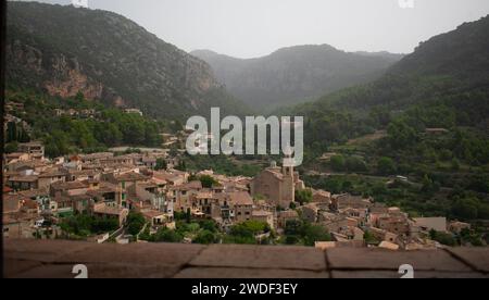 Wunderschönes Panorama des alten Dorfes Valldemossa, Mallorca Stockfoto