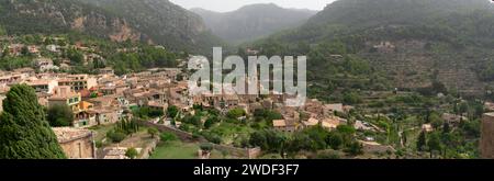 Wunderschönes Panorama des alten Dorfes Valldemossa, Mallorca Stockfoto