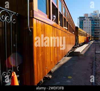 Historische hölzerne Straßenbahn in Palma de Mallorca, Spanien. Die Straßenbahn bringt Passagiere zwischen Soller und Palma Stockfoto