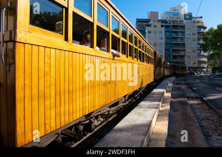 Historische hölzerne Straßenbahn in Palma de Mallorca, Spanien. Die Straßenbahn bringt Passagiere zwischen Soller und Palma Stockfoto