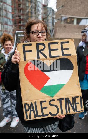 London, Großbritannien. 20. Januar 2024. Pro-palästinensische Demonstranten versammeln sich vor dem Büro des Waffenherstellers BAE Systems. Anrede: Andrea Domeniconi/Alamy Live News Stockfoto