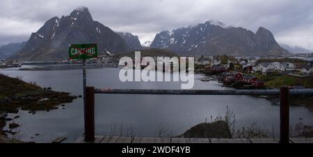 Reine, Lofoten, Norwegen. Arieal Blick auf das kleine Fischerdorf weiß von der kommerziellen Fischerei und getrockneten luftgetrockneten Kabeljau Stockfoto