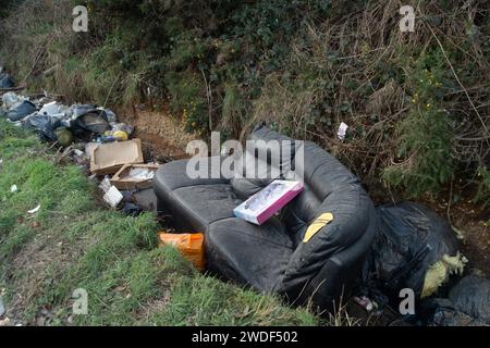 Wexham, Großbritannien. Januar 2024. Schockierende Mengen von Fliegenkippen in einem ländlichen Ort in Wexham, South Buckinghamshire. Im Vergleich zum letzten Monat ist die maximale festgesetzte Strafe für Fly Tipping in South Bucks von €400 auf €1.000 gestiegen. Die Haushalte haben die Pflicht zu überprüfen, ob die Abfalltransporteure über eine Genehmigung verfügen, um Abfälle ordnungsgemäß zu sammeln und zu entsorgen. Wenn der Hausmüll später in die Luft gekippt wird und der Täter gefangen wird, kann dem Haushalter ebenso wie dem Täter eine Geldstrafe auferlegt werden. Quelle: Maureen McLean/Alamy Live News Stockfoto