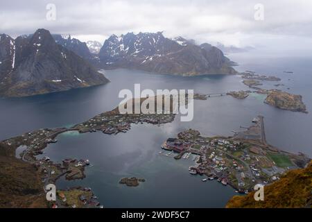 Reine, Lofoten, Norwegen. Arieal Blick auf das kleine Fischerdorf weiß von der kommerziellen Fischerei und getrockneten luftgetrockneten Kabeljau Stockfoto