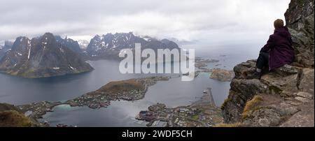 Reine, Lofoten, Norwegen. Arieal Blick auf das kleine Fischerdorf weiß von der kommerziellen Fischerei und getrockneten luftgetrockneten Kabeljau Stockfoto