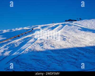 Bergbahn und Skipisten auf Cairngorm oberhalb von Aviemore, Schottland, Großbritannien Stockfoto