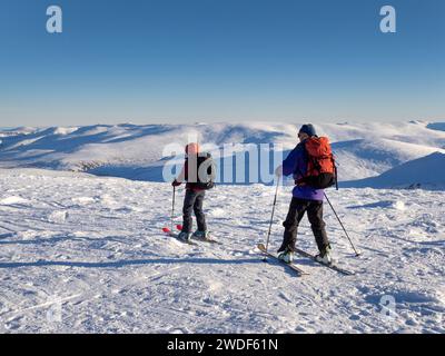 Skibergsteiger auf dem Gipfel von Cairngorm in den Cairngorms, Schottland, Großbritannien Stockfoto