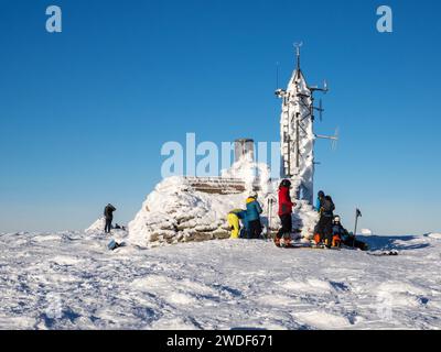 Skibergsteiger an der automatischen Wetterstation auf dem Gipfel von Cairngorm in den Cairngorms, Schottland, Großbritannien Stockfoto