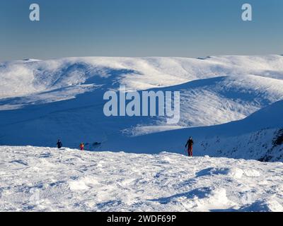 Skibergsteiger auf dem Gipfel von Cairngorm in den Cairngorms, Schottland, Großbritannien Stockfoto