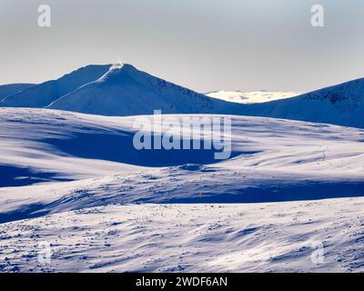 Kiteskiing und Bergsteiger auf dem Cairngorm Plateau in den Cairngorms, Schottland, Großbritannien Stockfoto