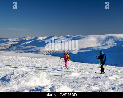 Skibergsteiger auf dem Gipfel von Cairngorm in den Cairngorms, Schottland, Großbritannien Stockfoto