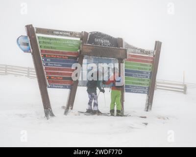 Skifahrer im eiskalten Nebel im Skigebiet Cairngorm in den Cairngorms, Schottland, Großbritannien Stockfoto