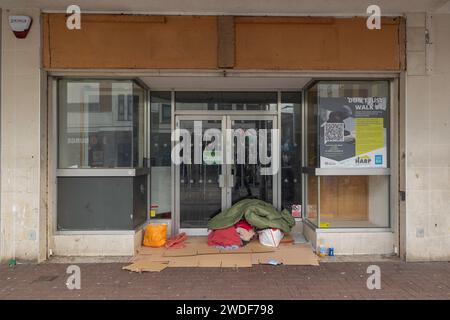 Southend on Sea, Großbritannien. Januar 2024. Das Eigentum eines Obdachlosen in einem leeren Ladeneingang, an der High Street in Southend on Sea. Penelope Barritt/Alamy Live News Stockfoto