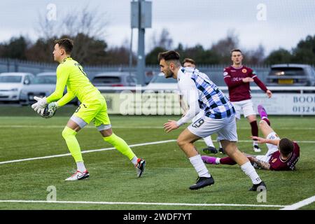 Stenhousemuir, Schottland. 20. Januar 2024. Lewis Budinauckas (GK 13 - Stranraer) räumt sich nach einem unordentlichen Kreuz hinten auf. Credit: Raymond Davies / Alamy Live News Stockfoto