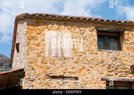 Traditionelles altes mediterranes Bauernhaus aus Stein, masia, Vall del Bac, Garrotxa, Katalonien, Spanien Stockfoto