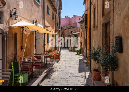 Malerische Sehenswürdigkeit im Dorf Castagneto Carducci in der Provinz Livorno, Toskana, Italien. Stockfoto