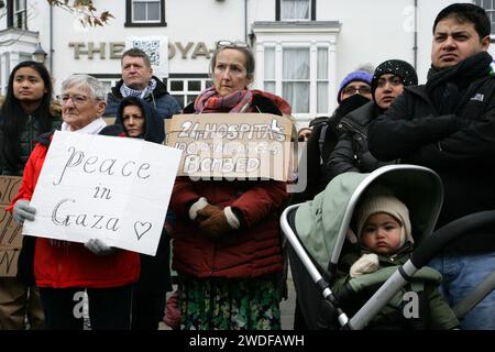 Wrexham, Großbritannien. Januar 2024. Die Plakathalter hören schweigend den Rednern zu, die während der Mahnwache nach "Frieden" rufen. Palästinensische Demonstranten versammelten sich in der walisischen Stadt Llangollen und forderten ein Ende des Konflikts und der Kriegsverbrechen, die Israel während der jüngsten Invasion begangen hat. Die rufe nach Frieden kamen mit der Anerkennung, dass Israel bei seinem großflächigen Abschlachten unschuldiger Zivilisten im Gazastreifen nichts weniger als Völkermord begeht. Quelle: SOPA Images Limited/Alamy Live News Stockfoto