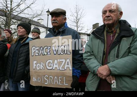 Wrexham, Großbritannien. Januar 2024. Ein älterer Mann steht still und hält während der Demonstration eine Friedensplakette. Palästinensische Demonstranten versammelten sich in der walisischen Stadt Llangollen und forderten ein Ende des Konflikts und der Kriegsverbrechen, die Israel während der jüngsten Invasion begangen hat. Die rufe nach Frieden kamen mit der Anerkennung, dass Israel bei seinem großflächigen Abschlachten unschuldiger Zivilisten im Gazastreifen nichts weniger als Völkermord begeht. Quelle: SOPA Images Limited/Alamy Live News Stockfoto