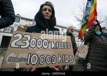 Wrexham, Großbritannien. Januar 2024. Eine Frau hält ein Plakat mit verheerenden Statistiken über Kinder, die während der Demonstration in Gaza getötet wurden. Palästinensische Demonstranten versammelten sich in der walisischen Stadt Llangollen und forderten ein Ende des Konflikts und der Kriegsverbrechen, die Israel während der jüngsten Invasion begangen hat. Die rufe nach Frieden kamen mit der Anerkennung, dass Israel bei seinem großflächigen Abschlachten unschuldiger Zivilisten im Gazastreifen nichts weniger als Völkermord begeht. Quelle: SOPA Images Limited/Alamy Live News Stockfoto