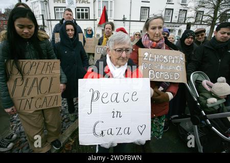 Wrexham, Großbritannien. Januar 2024. Eine ältere Frau hält während der Friedensvigil ein Plakat mit der Aufschrift "Frieden in Gaza". Palästinensische Demonstranten versammelten sich in der walisischen Stadt Llangollen und forderten ein Ende des Konflikts und der Kriegsverbrechen, die Israel während der jüngsten Invasion begangen hat. Die rufe nach Frieden kamen mit der Anerkennung, dass Israel bei seinem großflächigen Abschlachten unschuldiger Zivilisten im Gazastreifen nichts weniger als Völkermord begeht. (Foto: Andrew McCoy/SOPA Images/SIPA USA) Credit: SIPA USA/Alamy Live News Stockfoto