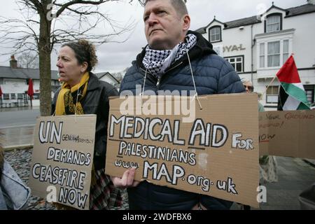 Wrexham, Großbritannien. Januar 2024. Friedensaktivisten und palästinensische Unterstützer halten während der Demonstration Plakate. Palästinensische Demonstranten versammelten sich in der walisischen Stadt Llangollen und forderten ein Ende des Konflikts und der Kriegsverbrechen, die Israel während der jüngsten Invasion begangen hat. Die rufe nach Frieden kamen mit der Anerkennung, dass Israel bei seinem großflächigen Abschlachten unschuldiger Zivilisten im Gazastreifen nichts weniger als Völkermord begeht. (Foto: Andrew McCoy/SOPA Images/SIPA USA) Credit: SIPA USA/Alamy Live News Stockfoto