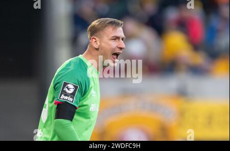 Dresden, Deutschland. Januar 2024. Fußball: 3. Liga, SG Dynamo Dresden - SV Sandhausen, Spieltag 21, Rudolf-Harbig-Stadion. Dynamo gibt Anweisungen. Robert Michael/dpa/Alamy Live News Stockfoto