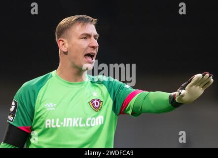 Dresden, Deutschland. Januar 2024. Fußball: 3. Liga, SG Dynamo Dresden - SV Sandhausen, Spieltag 21, Rudolf-Harbig-Stadion. Dynamo Torhüter Kevin Broll gestikuliert. Robert Michael/dpa/Alamy Live News Stockfoto
