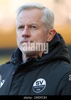 Dresden, Deutschland. Januar 2024. Fußball: 3. Liga, SG Dynamo Dresden - SV Sandhausen, Spieltag 21, Rudolf-Harbig-Stadion. Sandhausener Trainer Jens Keller ist auf der Touchline. Robert Michael/dpa/Alamy Live News Stockfoto