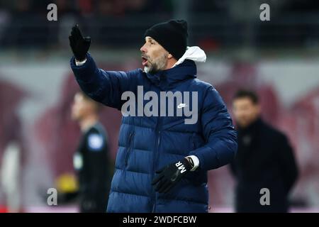 Leipzig, Deutschland. Januar 2024. Fußball: Bundesliga, RB Leipzig - Bayer Leverkusen, Spieltag 18, Red Bull Arena. Leipziger Trainer Marco Rose gibt Anweisungen. Quelle: Jan Woitas/dpa/Alamy Live News Stockfoto