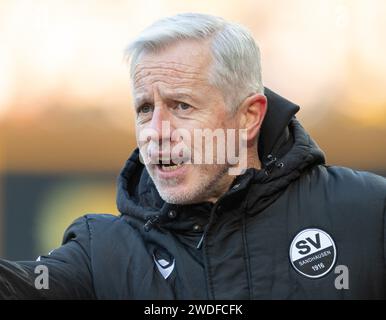Dresden, Deutschland. Januar 2024. Fußball: 3. Liga, SG Dynamo Dresden - SV Sandhausen, Spieltag 21, Rudolf-Harbig-Stadion. Sandhausener Trainer Jens Keller ist auf der Touchline. Robert Michael/dpa/Alamy Live News Stockfoto