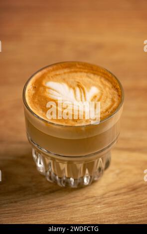 Heißer Latte-Kaffee im Glas mit Sahnemilch Stockfoto