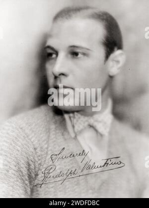 Filmstar Rudolph Valentino, Kopf- und Schulterporträt, 1920er Jahre - Fanfoto mit Autogramm Stockfoto