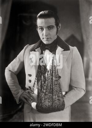 Foto des Filmschauspielers Rudolph Valentino (mit einer Schlinge) als Wladimir Dubrovsky in dem Film „der Adler“. Bain News Service, 1925 Stockfoto