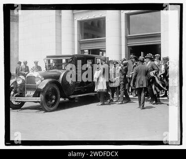 Rudolph Valentino, Menschenmenge und Oldtimer, 1923 Stockfoto