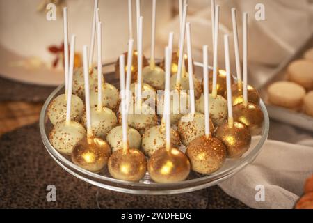 Süßer Schokoladenkuchen auf dem süßen Hochzeitstisch Stockfoto