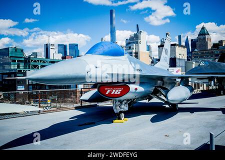 Ein General Dynamics F16 Kampfjet Falcon, auf dem Flugdeck des Flugzeugträgers USS Intrepid, Pier 86, Hells Kitchen, Manhattan, New York Stockfoto