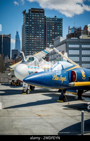 Ein Grumman F11F Tiger Jet in den Farben Blue Engels, vor einem Grumman A6E Eindringling, USS Intrepid Aircraft Carrier, Pier 86, Manhattan, New York Stockfoto