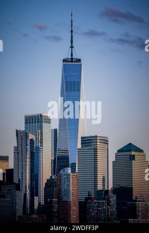 One World Trade Centre und das World Financial Centre, Battery Park City, Manhattan New York. Aus dem Hudson River Stockfoto
