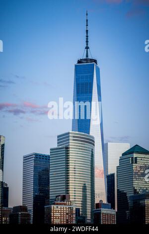One World Trade Centre und World Financial Centre, Battery Park City, Manhattan New York. Aus dem Hudson River Stockfoto