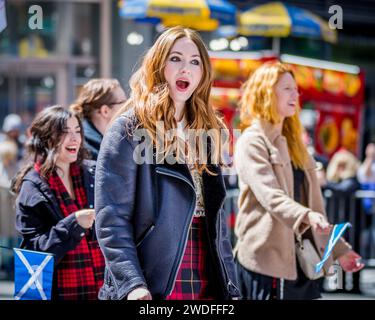 Karen Gillan, Grand Marshall bei der Tartan Day Parade 2022, Manhattan, New York City Stockfoto