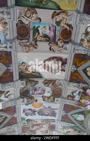Reproduktion Sixtinische Kapelle Decke von Gary Bevans in der English Martyrs Church - Goring-by-Sea, Sussex Stockfoto