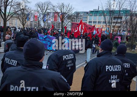 Hamburg, Deutschland. Januar 2024. Die Teilnehmer versammelten sich auf dem Jungfernstieg im Rahmen der Demonstration „Community Resistance“. Hintergrund ist ein Strafverfahren gegen fünf Teilnehmer der Proteste gegen den G20-Gipfel 2017 in Hamburg. Quelle: Georg Wendt/dpa/Alamy Live News Stockfoto