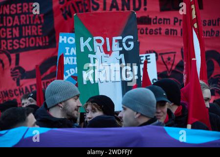 Hamburg, Deutschland. Januar 2024. Die Teilnehmer halten ein Banner mit der Aufschrift „war on war!“ Bei der Demonstration "Community Resistance" auf dem Jungfernstieg. Hintergrund ist ein Strafverfahren gegen fünf Teilnehmer der Proteste gegen den G20-Gipfel 2017 in Hamburg. Quelle: Georg Wendt/dpa/Alamy Live News Stockfoto