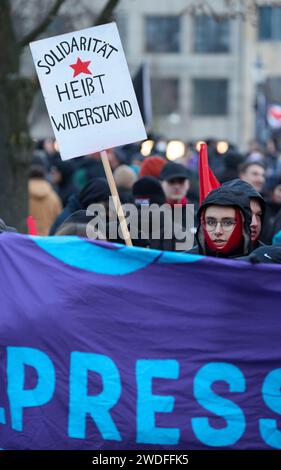 Hamburg, Deutschland. Januar 2024. Die Teilnehmer halten ein Banner mit der Aufschrift "Solidarität bedeutet Widerstand" bei der Demonstration "Community Resistance" auf dem Jungfernstieg. Hintergrund ist ein Strafverfahren gegen fünf Teilnehmer der Proteste gegen den G20-Gipfel 2017 in Hamburg. Quelle: Georg Wendt/dpa/Alamy Live News Stockfoto