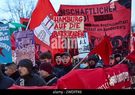 Hamburg, Deutschland. Januar 2024. Die Teilnehmer halten bei der Demonstration „Community Resistance“ auf dem Jungfernstieg ein Banner mit der Aufschrift „Hamburg auf den Barrikaden“. Hintergrund ist ein Strafverfahren gegen fünf Teilnehmer der Proteste gegen den G20-Gipfel 2017 in Hamburg. Quelle: Georg Wendt/dpa/Alamy Live News Stockfoto