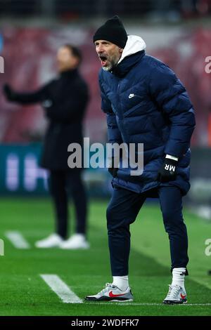 Leipzig, Deutschland. Januar 2024. Fußball: Bundesliga, RB Leipzig - Bayer Leverkusen, Spieltag 18, Red Bull Arena. Leipziger Trainer Marco Rose gibt Anweisungen. Quelle: Jan Woitas/dpa/Alamy Live News Stockfoto