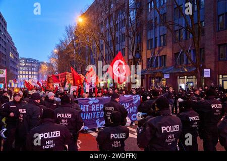 Hamburg, Deutschland. Januar 2024. Teilnehmer der Demonstration „Community Resistance“ werden von der Polizei auf Valentinskamp gestoppt. Hintergrund der Kundgebung sind Strafverfahren gegen fünf Teilnehmer der Proteste gegen den G20-Gipfel 2017 in Hamburg. Quelle: Georg Wendt/dpa/Alamy Live News Stockfoto