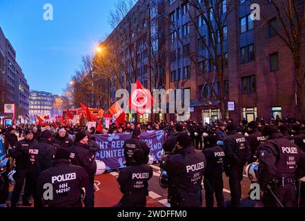 Hamburg, Deutschland. Januar 2024. Teilnehmer der Demonstration „Community Resistance“ werden von der Polizei auf Valentinskamp gestoppt. Hintergrund der Kundgebung sind Strafverfahren gegen fünf Teilnehmer der Proteste gegen den G20-Gipfel 2017 in Hamburg. Quelle: Georg Wendt/dpa/Alamy Live News Stockfoto