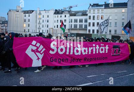 Hamburg, Deutschland. Januar 2024. Die Teilnehmer halten bei der Demonstration "Community Resistance" auf Jungfernstieg ein Banner mit der Aufschrift "Solidarität - gegen alle Repression". Hintergrund ist ein Strafverfahren gegen fünf Teilnehmer der Proteste gegen den G20-Gipfel 2017 in Hamburg. Quelle: Georg Wendt/dpa/Alamy Live News Stockfoto